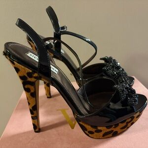 Steve Madden Leopard Sandal with Patent and Embellished bow detail. Size 9